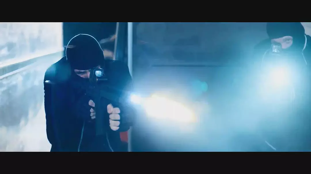 推荐一部非常劲爆的枪战动作电影《埃利亚斯/老兵营救》