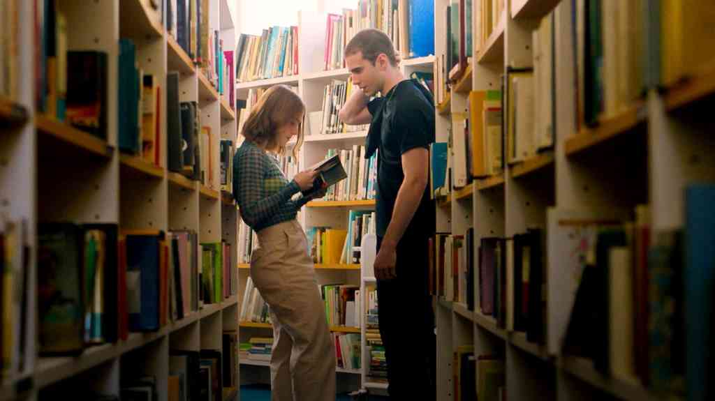 影评《隔窗恋爱》结局+心得：热情洋溢的爱情故事，有个甜蜜的结局-Netflix西班牙浪漫电影我在窗前恋上你