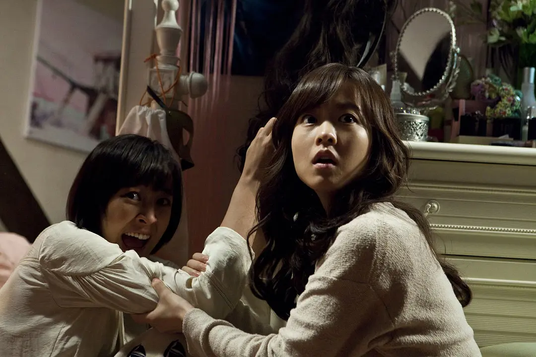 詭異滲人的韓國恐怖片《不明影像：絕對點選禁止/鍵到鬼》，一段受詛咒的影片看到後的後果~