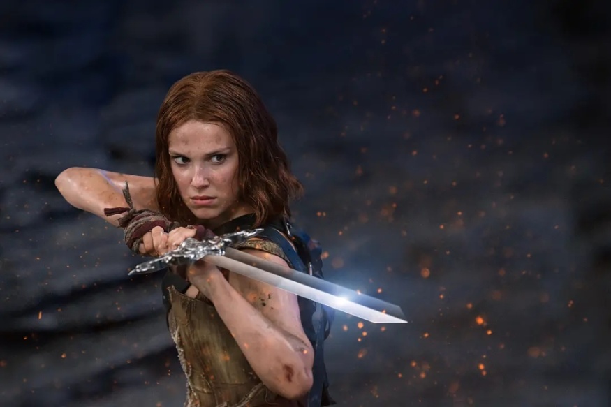 2024年Netflix另類暗黑反童話大片「少女鬥惡龍/落難女子 / 未婚女子」，沒有王子的鐵血公主大戰遠古洞穴異獸 ！