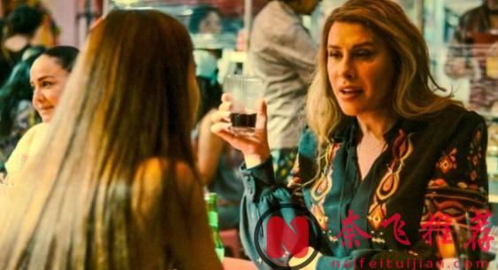 脑洞大开的犯罪惊悚新片《艾米莉亚·佩雷斯》，黑帮老大登上人生巅峰后第一件事要变性！