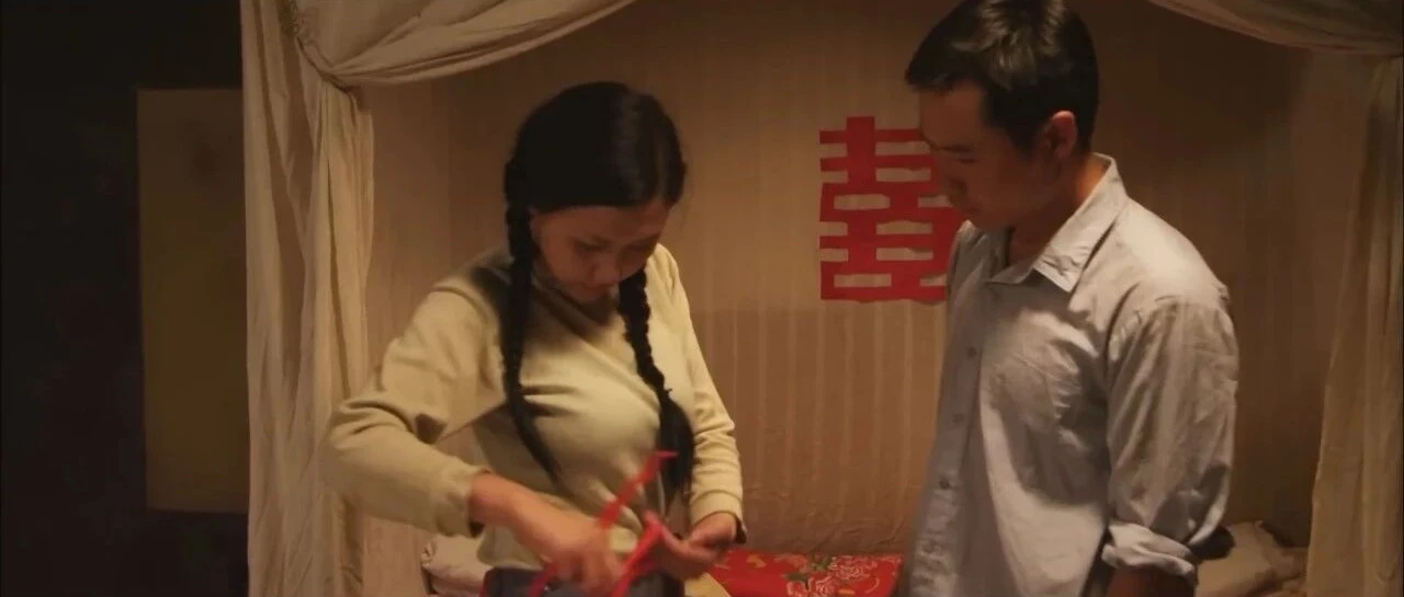 《系红裤带的女人》：八年等待，承诺如何变成婚姻的束缚