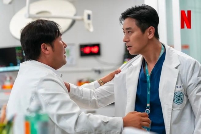 Netflix又出爆款職場劇《重症外傷中心/外傷重症中心》，開播收視登頂，這纔是開年第一爽劇！