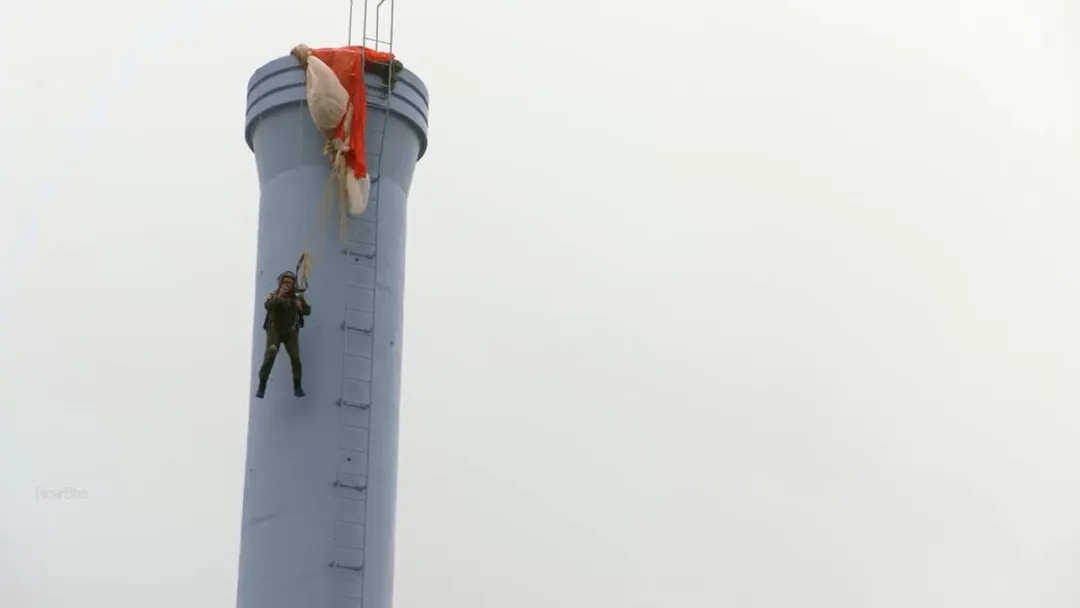 战斗机飞进平民家中，一开播口碑就好到爆的美剧《紧急呼救/火速救援最前线》还真挺刺激的