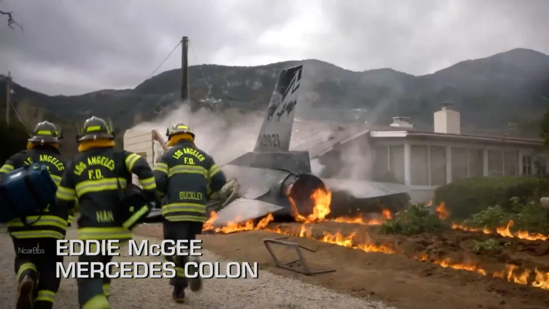 战斗机飞进平民家中，一开播口碑就好到爆的美剧《紧急呼救/火速救援最前线》还真挺刺激的