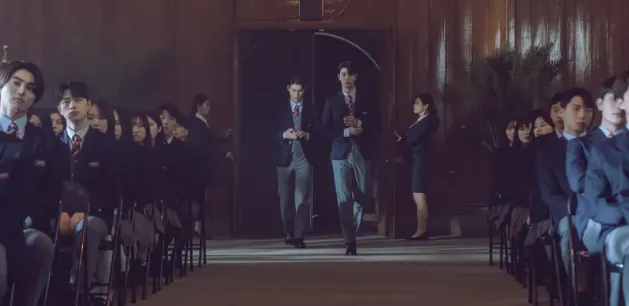 Netflix 出品的一部复仇剧，硬是拍成校园爱情狗血剧的《名校的阶梯》