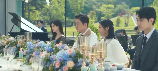 Netflix 出品的一部复仇剧，硬是拍成校园爱情狗血剧的《名校的阶梯》