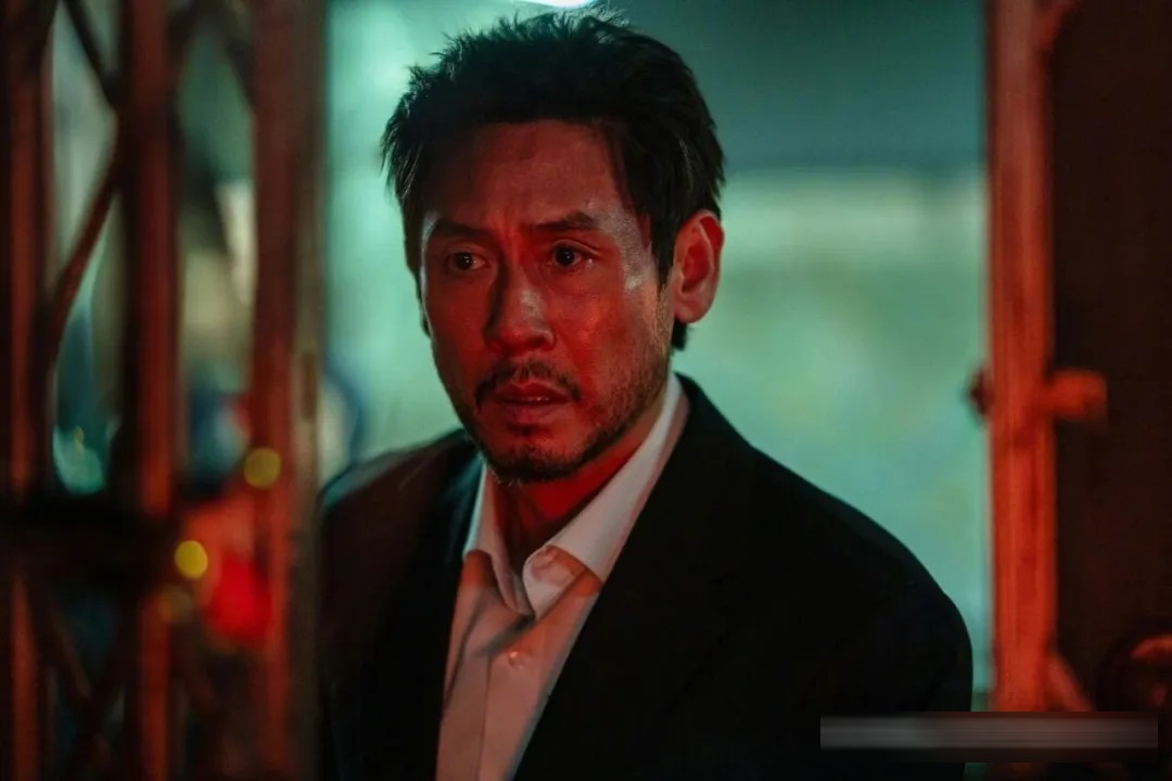 韩剧《鼠惑》：柳俊烈一人分饰多角，薛景求追债追出一场身份罗生门