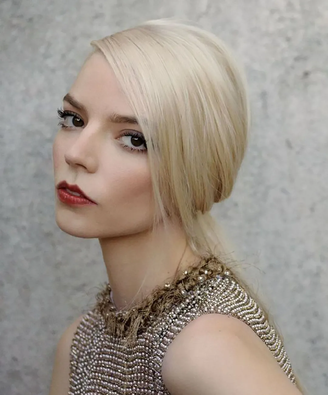 【11K】《後翼棄兵》女主安雅·泰勒-喬伊大膽寫真​​​集登《Elle》雜誌封面