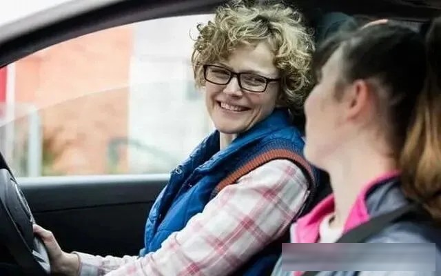 BBC《三个女孩》：罗奇代尔案里，那个示警一百八十多次的社工