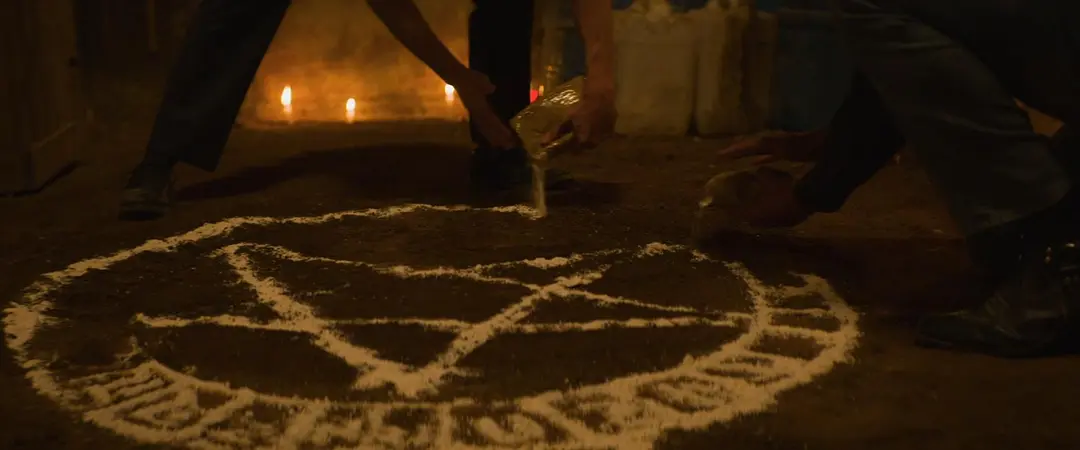 这部宗教驱魔类型的恐怖片《别西卜/魔殺事件簿》真生猛，氛围感十足！