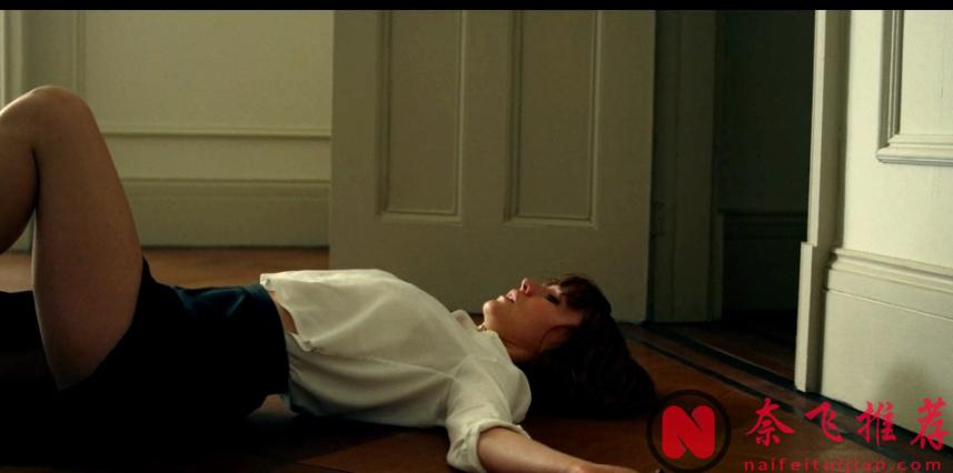 Netflix 出品英剧《情劫/禁忌痴恋》，与未婚夫的政客父亲的不伦之恋