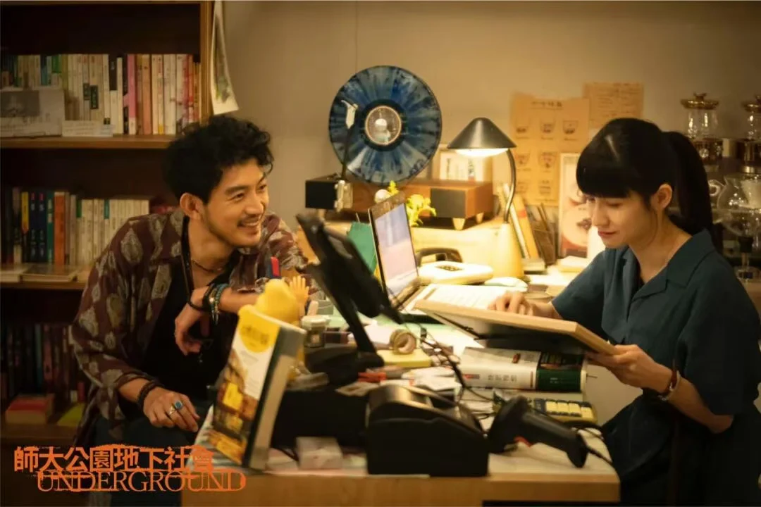 又一台剧《师大公园地下社会》今晚首播，由高颜值“地社三帅”李玉玺、陈零九、吴思贤领衔主演