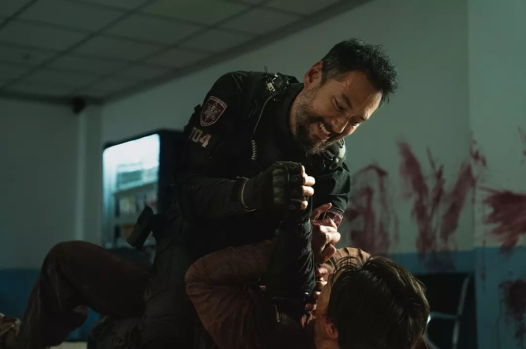 尺度重口，Netflix又炸出一部末日喪屍爽片《屍殺泰拳》！