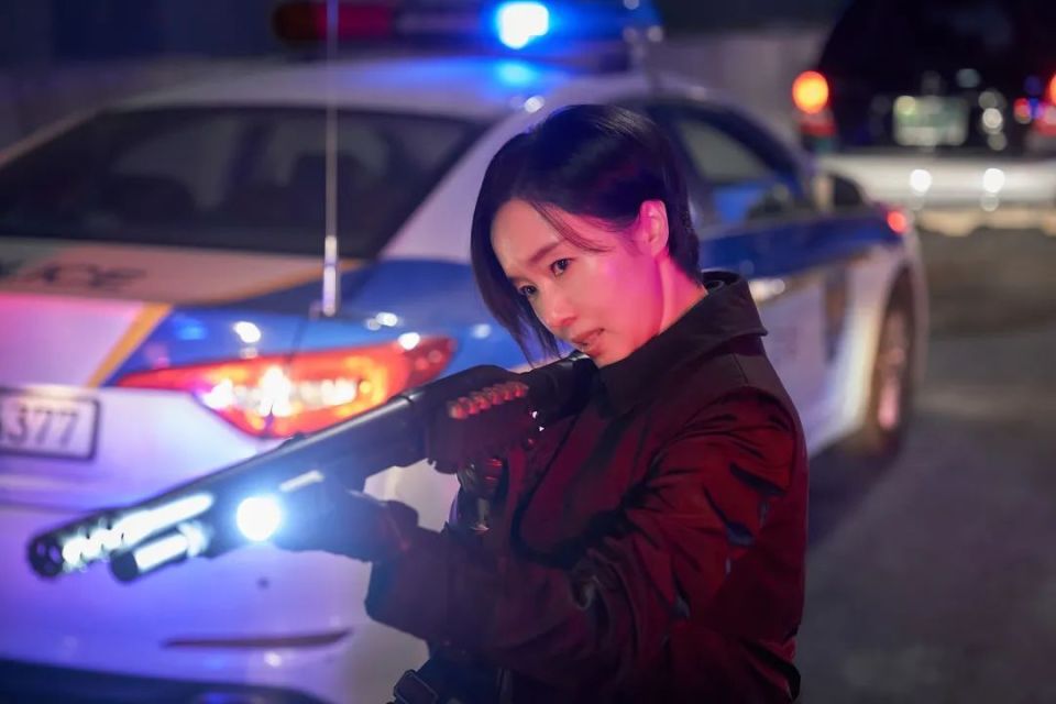 《釜山行/尸杀列车(港) / 尸速列车(台) 》导演执导的Netflix韩剧《寄生兽》海报曝光，该剧改编自日本漫画