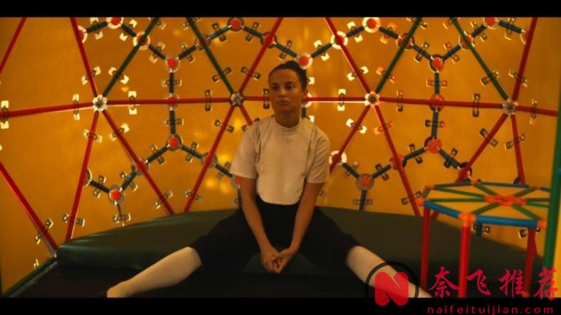 兩大女神合體，這尺度科幻《評估/考覈》以生育權爭奪為核心展開敘事，看麻了！