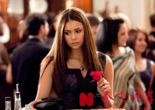 这位保加利亚美人《妮娜·杜波夫/多布雷夫》，凭一人分饰两角征服全球观众