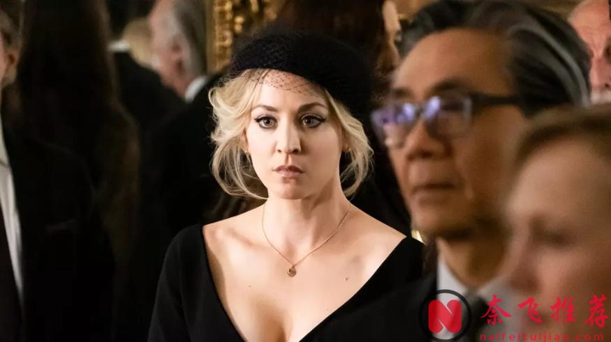 不愧是HBO，酗酒成癮的空姐凱西在曼谷酒店醒來，身邊躺著一具男屍，《空乘危機》開局就這麼生猛