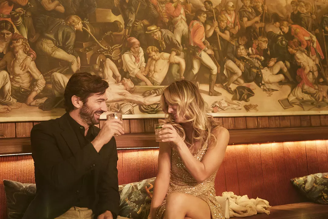 不愧是HBO，酗酒成癮的空姐凱西在曼谷酒店醒來，身邊躺著一具男屍，《空乘危機》開局就這麼生猛