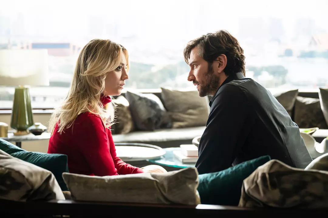 不愧是HBO，酗酒成癮的空姐凱西在曼谷酒店醒來，身邊躺著一具男屍，《空乘危機》開局就這麼生猛