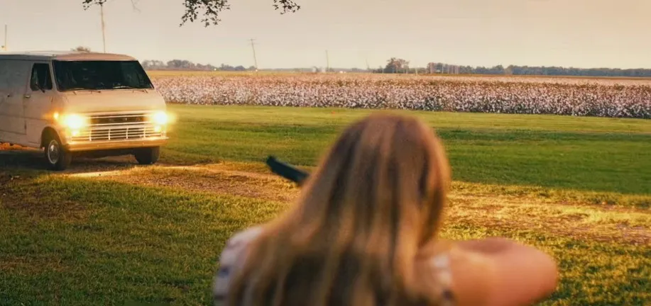 2025最新驚悚神作《麪包車驚魂/白麪包車裏的人》，落單女人的致命夢魘，比“德州電鋸狂人”更恐怖