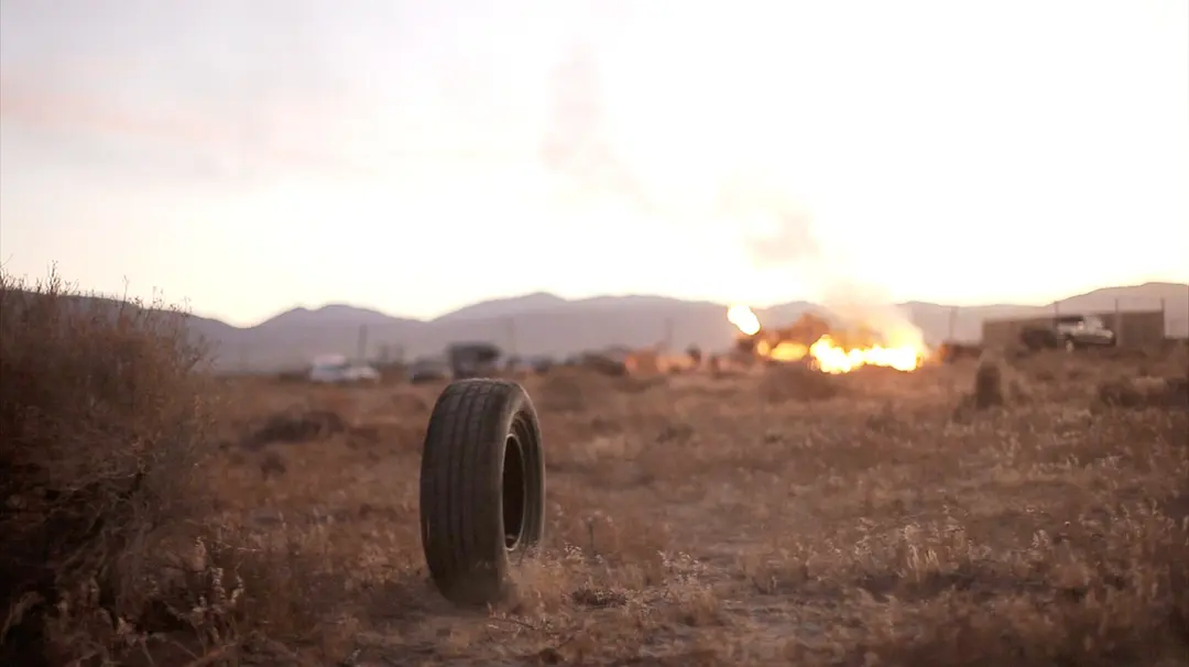 一部创意感十足的重口味电影《橡皮轮胎杀手/辘地魔/超能轮胎杀人事件》