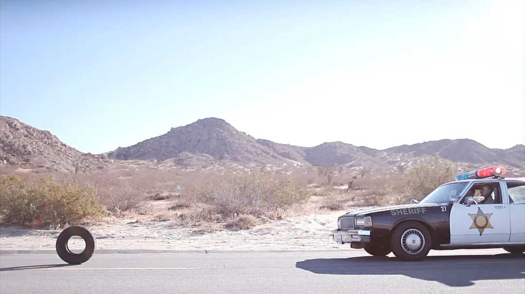 一部创意感十足的重口味电影《橡皮轮胎杀手/辘地魔/超能轮胎杀人事件》