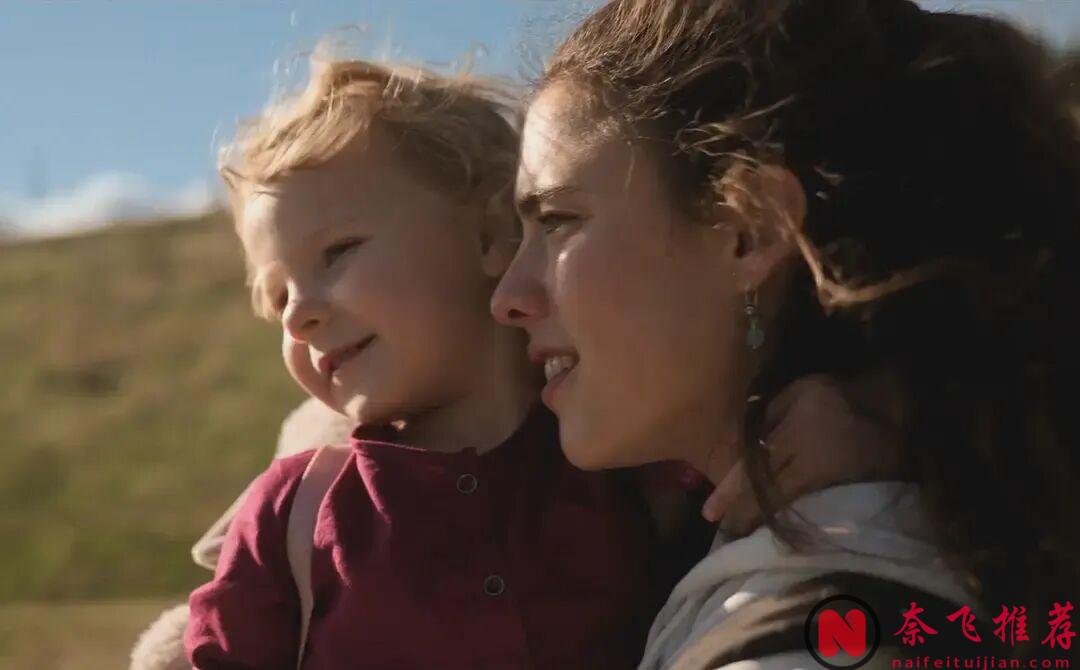 女神一脫成名，Netflix的良心好劇《女傭》值得一看，母親爲了女兒甘做女傭！