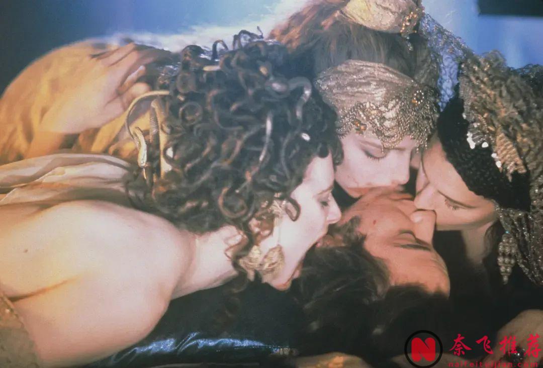 年度吸血鬼题材情欲大戏《夜访吸血鬼 第二季》，9.0高分还在涨！