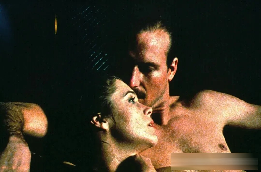 《體熱》：1981年的黑色電影，寫下了蛇蠍美人的範本