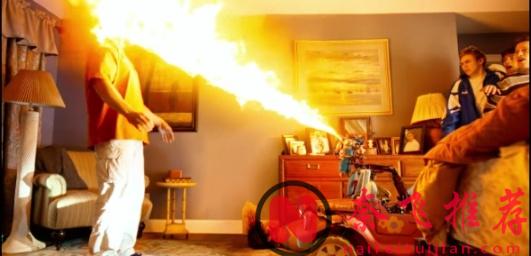 2024最新喜劇科幻片《千禧年Y2K》，時針指向午夜，想象不到的瘋狂事件發生了？