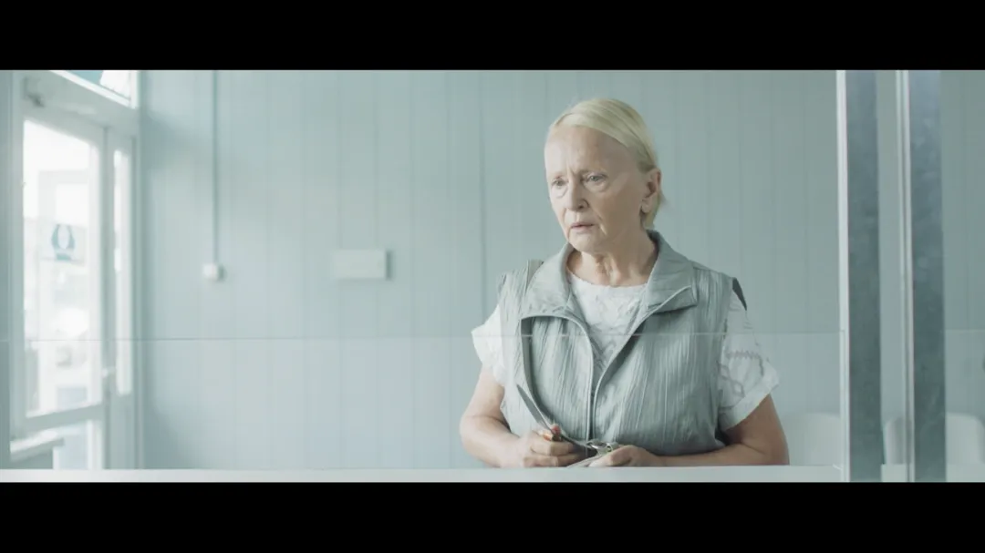 推薦一部關於女性自我覺醒的電影《屋頂上的女人》，尺度驚人！