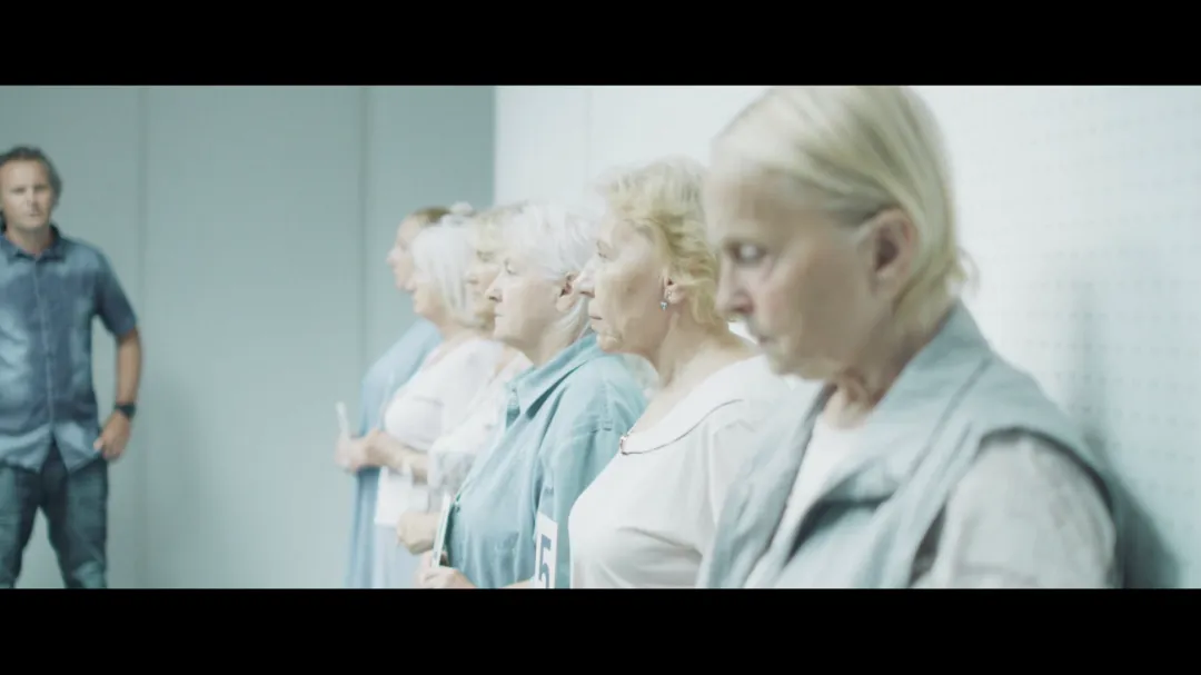 推薦一部關於女性自我覺醒的電影《屋頂上的女人》，尺度驚人！