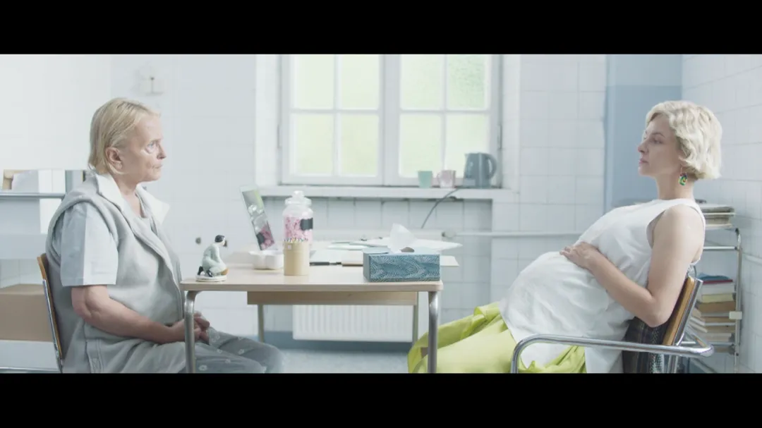 推薦一部關於女性自我覺醒的電影《屋頂上的女人》，尺度驚人！