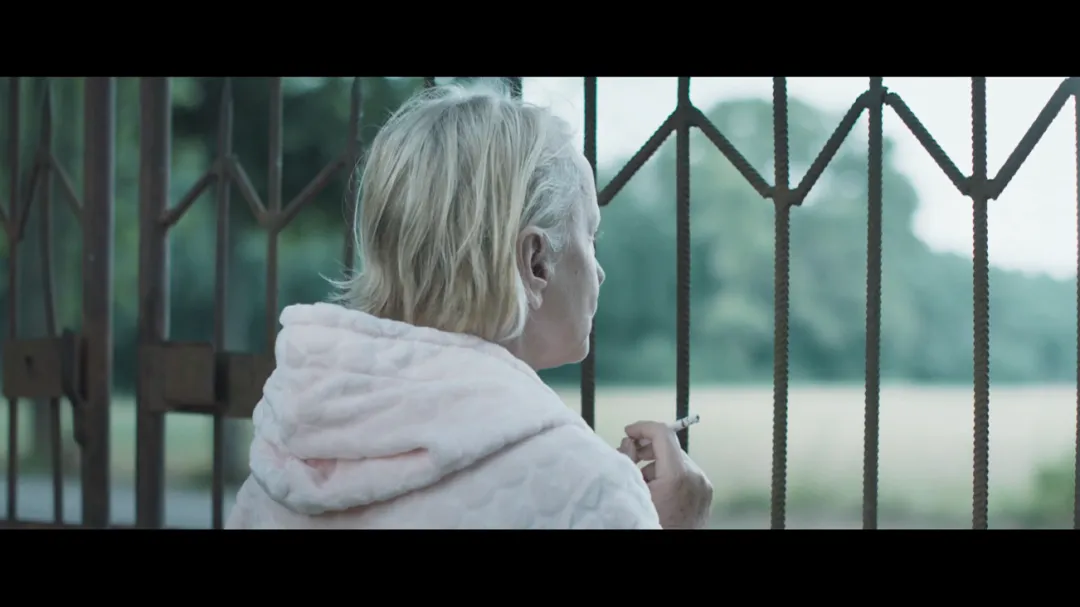 推薦一部關於女性自我覺醒的電影《屋頂上的女人》，尺度驚人！