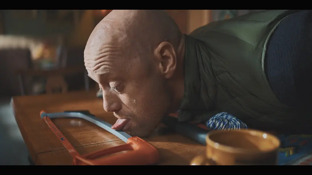 全程高能，反轉不斷，這部黑色幽默R級片《在糟糕的日子裏/致命之旅》從頭爽到尾！