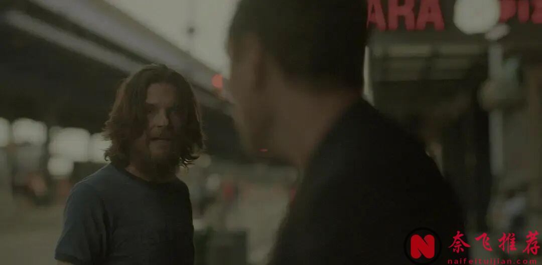 一集爆，Netflix这部由裘德·洛和杰森·贝特曼双男主共同主演的犯罪新剧《黑兔》太过瘾了