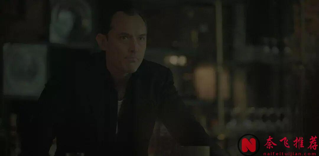 一集爆，Netflix这部由裘德·洛和杰森·贝特曼双男主共同主演的犯罪新剧《黑兔》太过瘾了