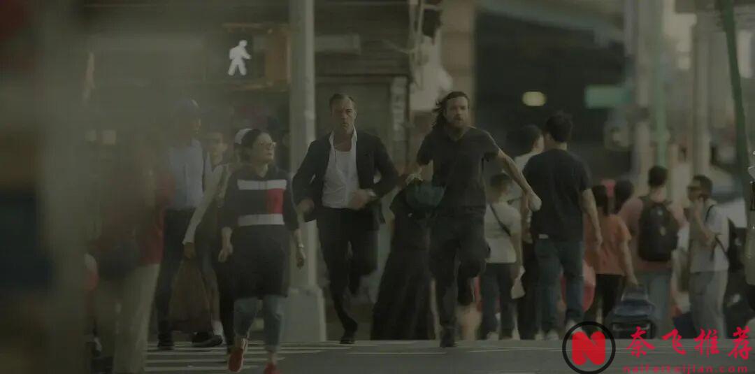 一集爆，Netflix这部由裘德·洛和杰森·贝特曼双男主共同主演的犯罪新剧《黑兔》太过瘾了