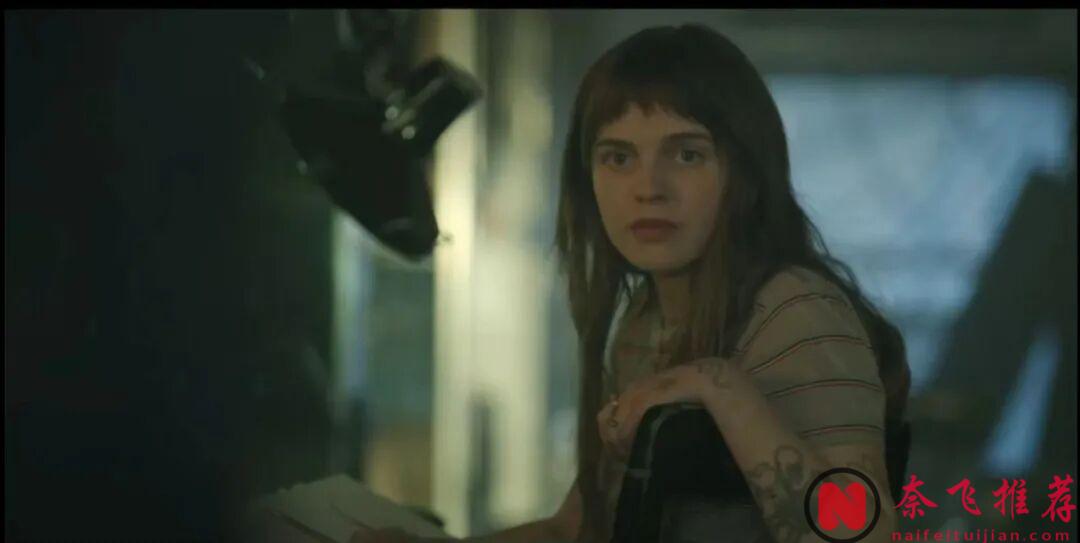 一集爆，Netflix这部由裘德·洛和杰森·贝特曼双男主共同主演的犯罪新剧《黑兔》太过瘾了