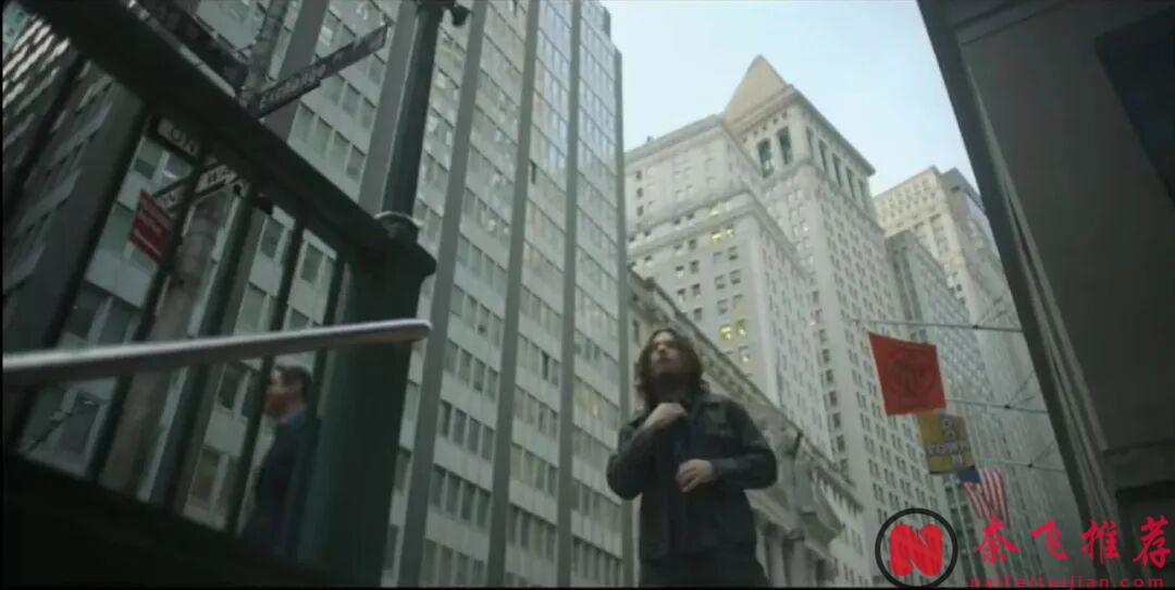 一集爆，Netflix这部由裘德·洛和杰森·贝特曼双男主共同主演的犯罪新剧《黑兔》太过瘾了