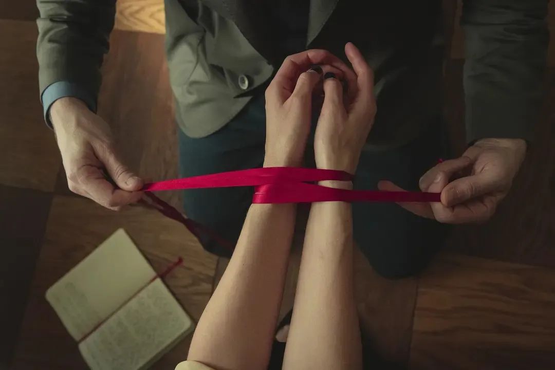 R级尺度，神颜暴击，这部网飞爽剧《情劫/禁忌痴恋》的亮点让你欲罢不能
