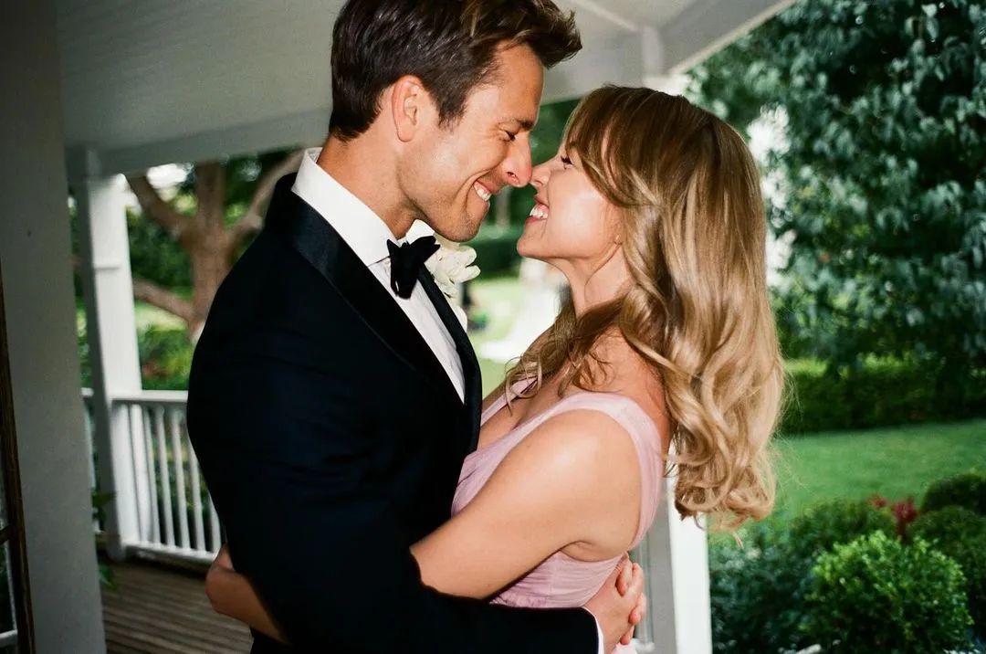 18禁喜劇《只想愛你》7看點！葛倫鮑威爾面對美乳女神西德妮·斯威尼，下半身翹起令人嘻嘻不止