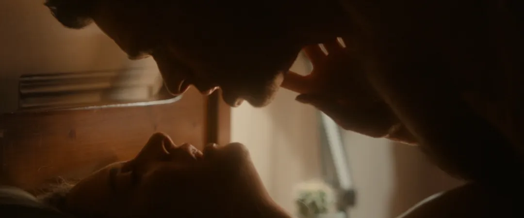 尺度懸疑新作《殺手熱》已上線，劇情緊湊的三角戀謀殺案