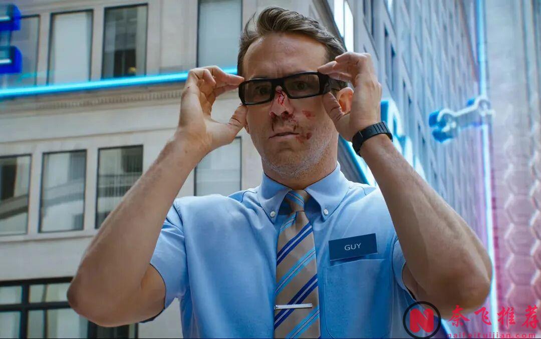 玩家戴著眼鏡在“自由城”裡燒殺搶掠，尋求刺激！這部科幻神劇《失控玩家/爆機自由仁/脫稿玩家》值得通宵去看！