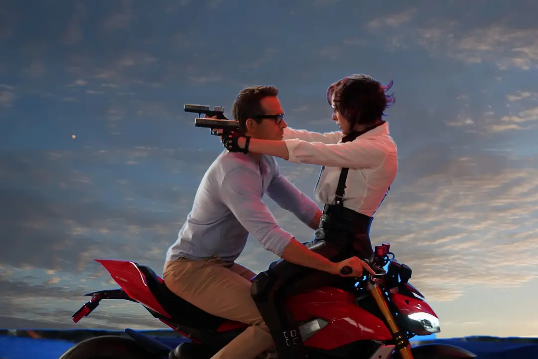 玩家戴著眼鏡在“自由城”裡燒殺搶掠，尋求刺激！這部科幻神劇《失控玩家/爆機自由仁/脫稿玩家》值得通宵去看！