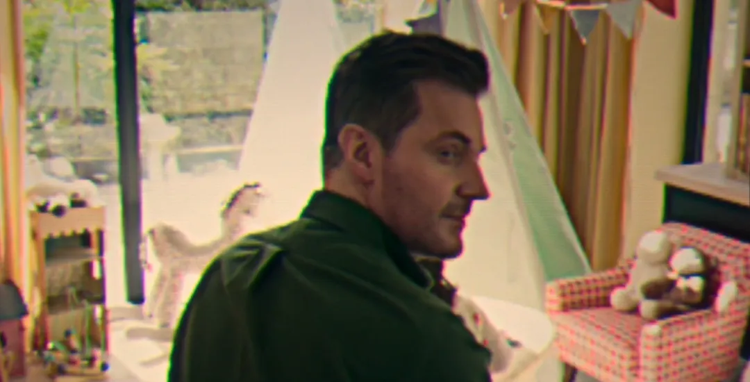 Netflix這部04年上半年收視冠軍懸疑驚悚英劇《騙我一次/逝者不安息》，開局封神，結局震撼！