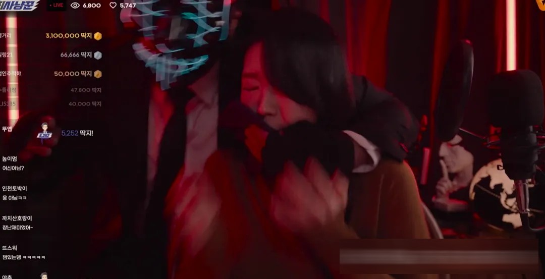 韩国悬疑片《流播》：姜河那演直播侦探，一场荒诞黑暗的流量猎杀