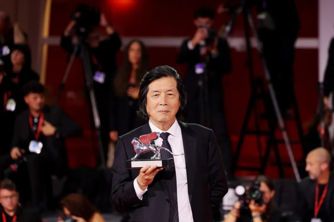 《可能的爱情》：李沧东与全度妍重逢，镜头如何观看他人