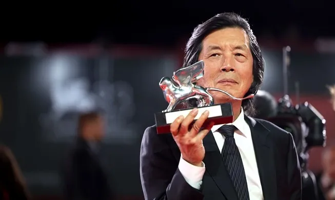 《可能的爱情》：李沧东与全度妍重逢，镜头如何观看他人